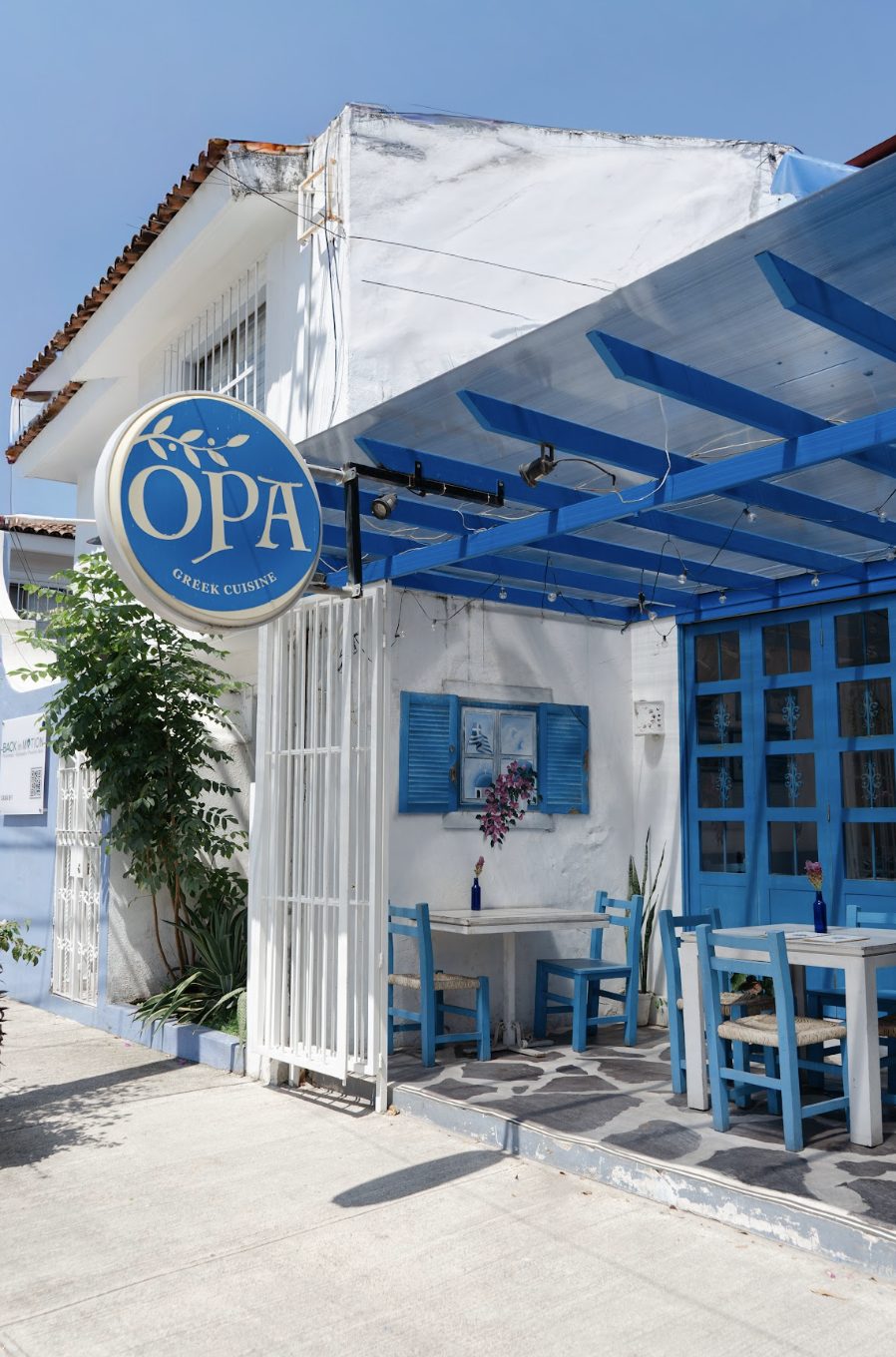 Fachada de OPA Greek Bistro en Versalles, Puerto Vallarta