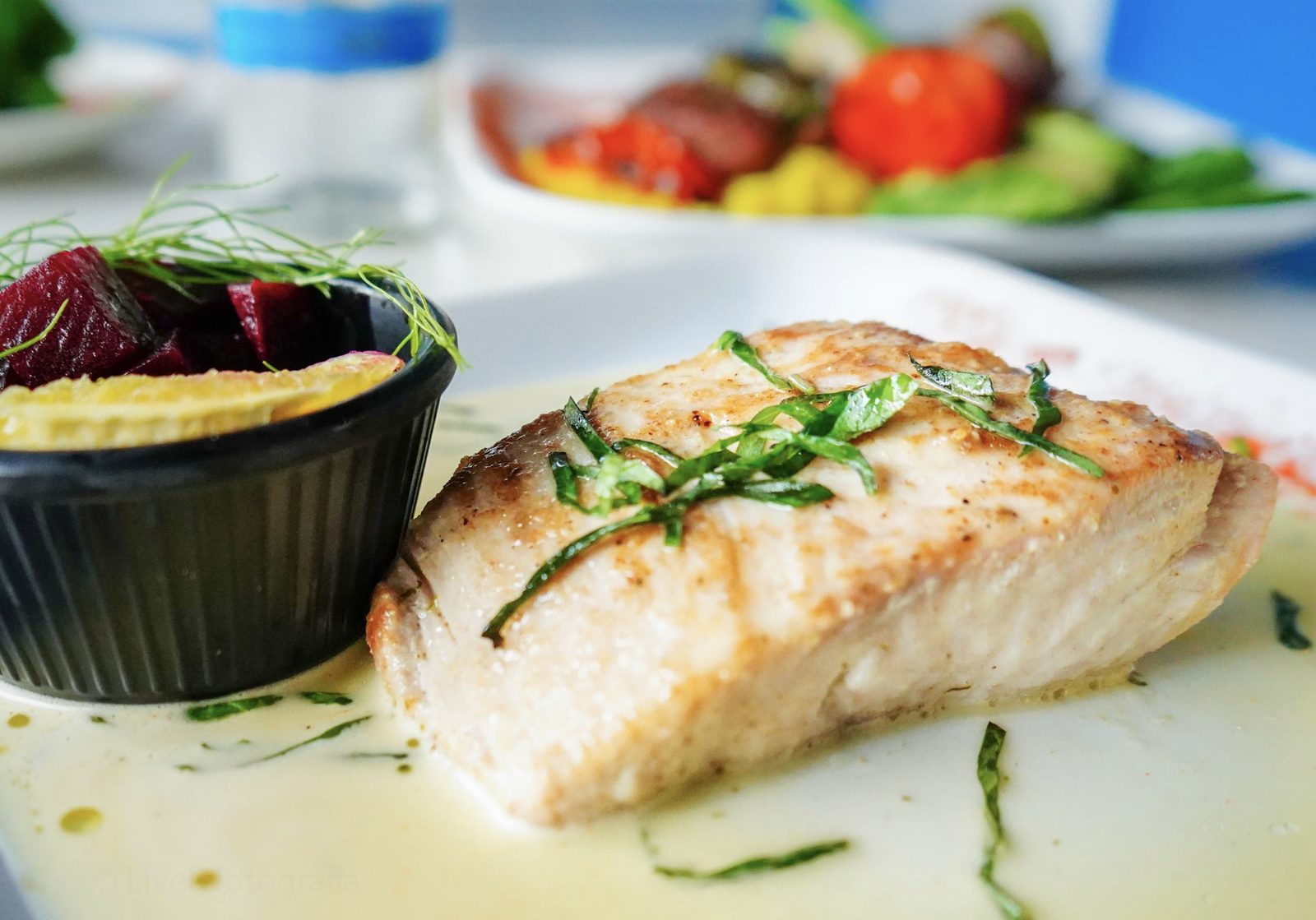 Filete de pescado con betabel al estilo griego