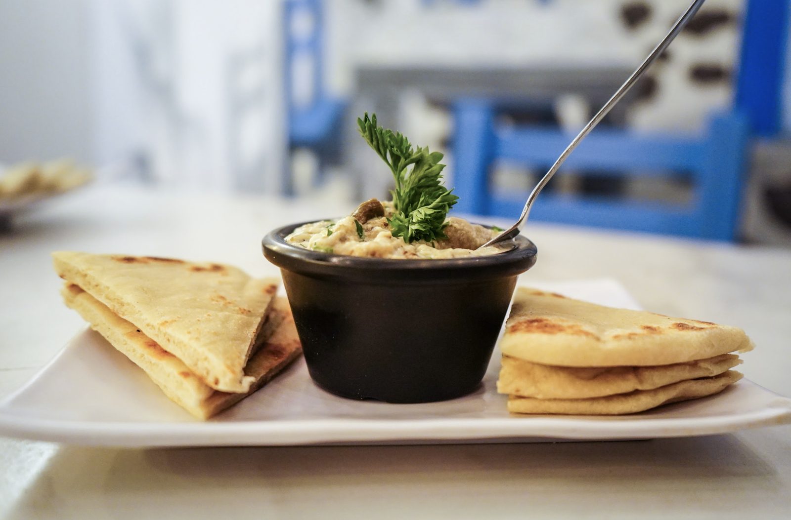 Hummus con pan pita recién horneado