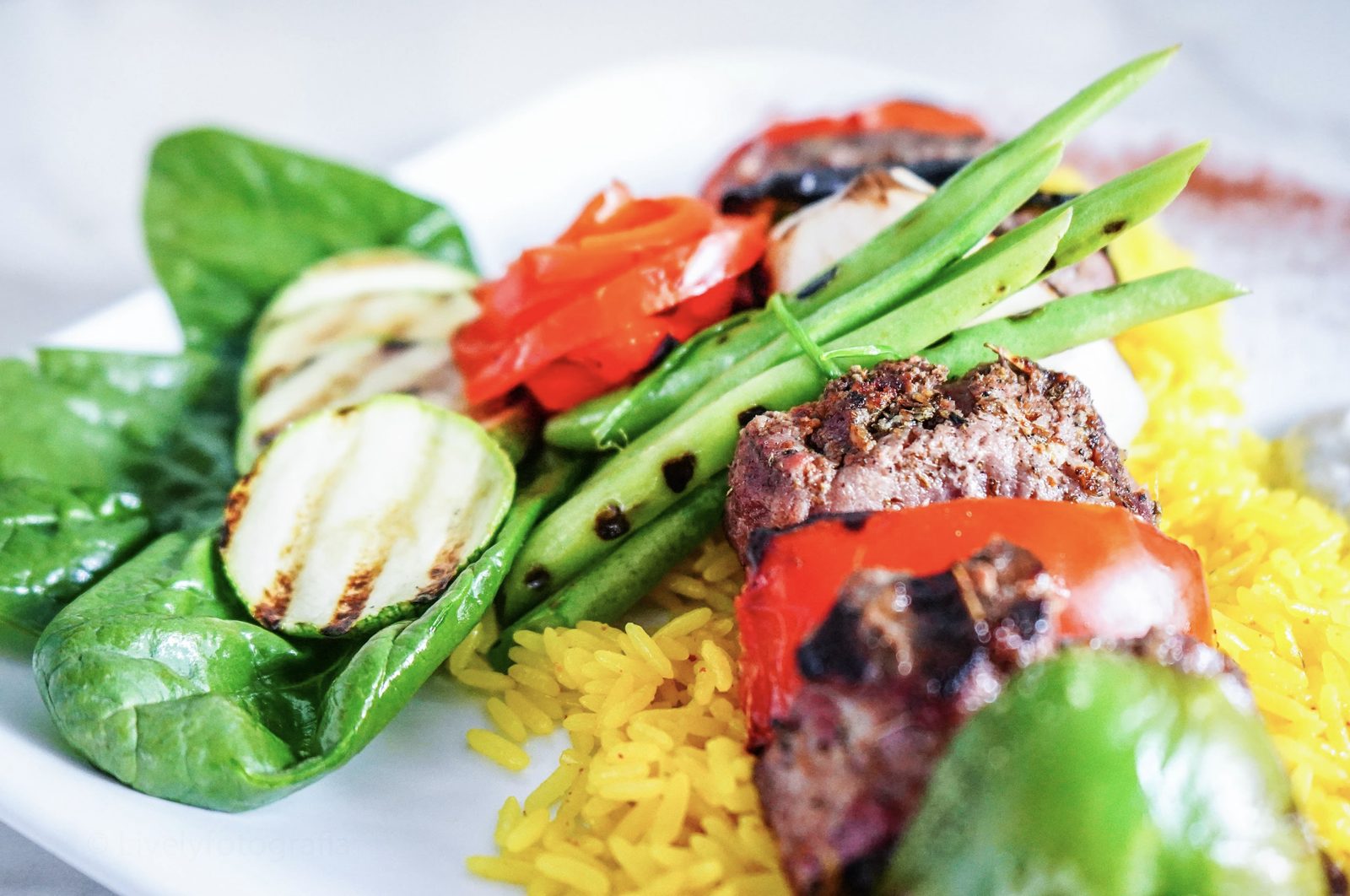 Kebab a la parrilla con arroz y vegetales