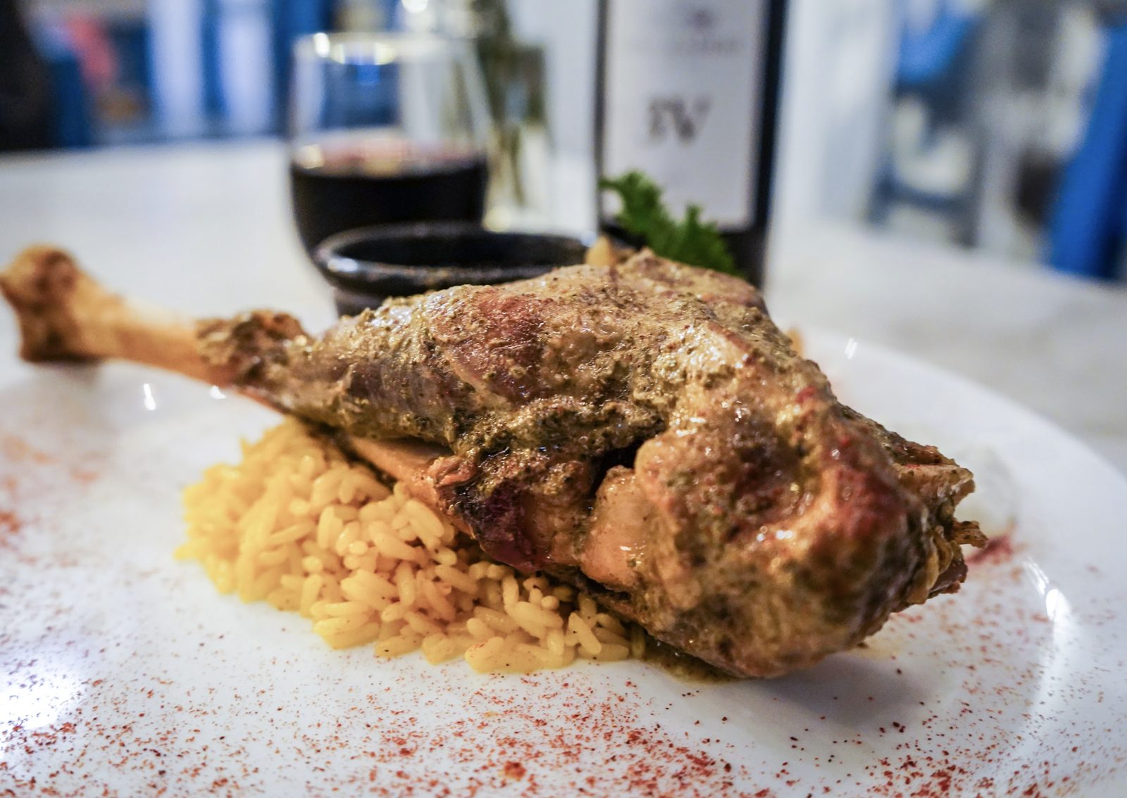 Pierna de cordero horneada con arroz pilaf