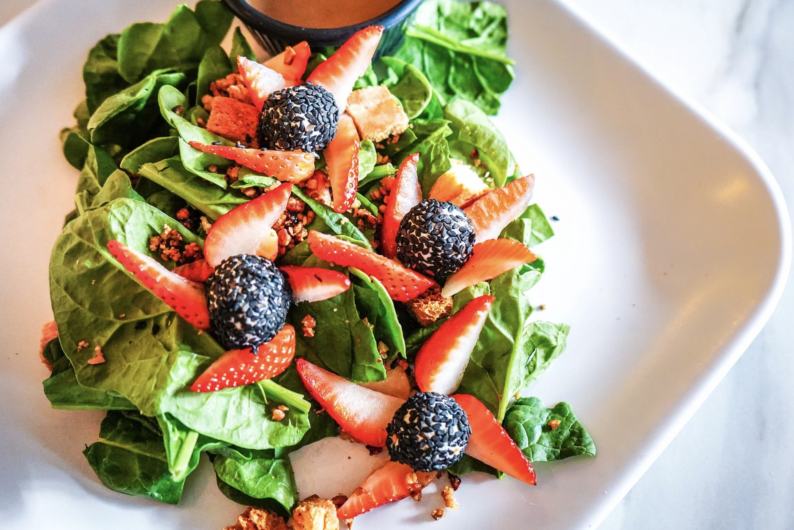 Opa Salad con espinaca, fresas y queso de cabra